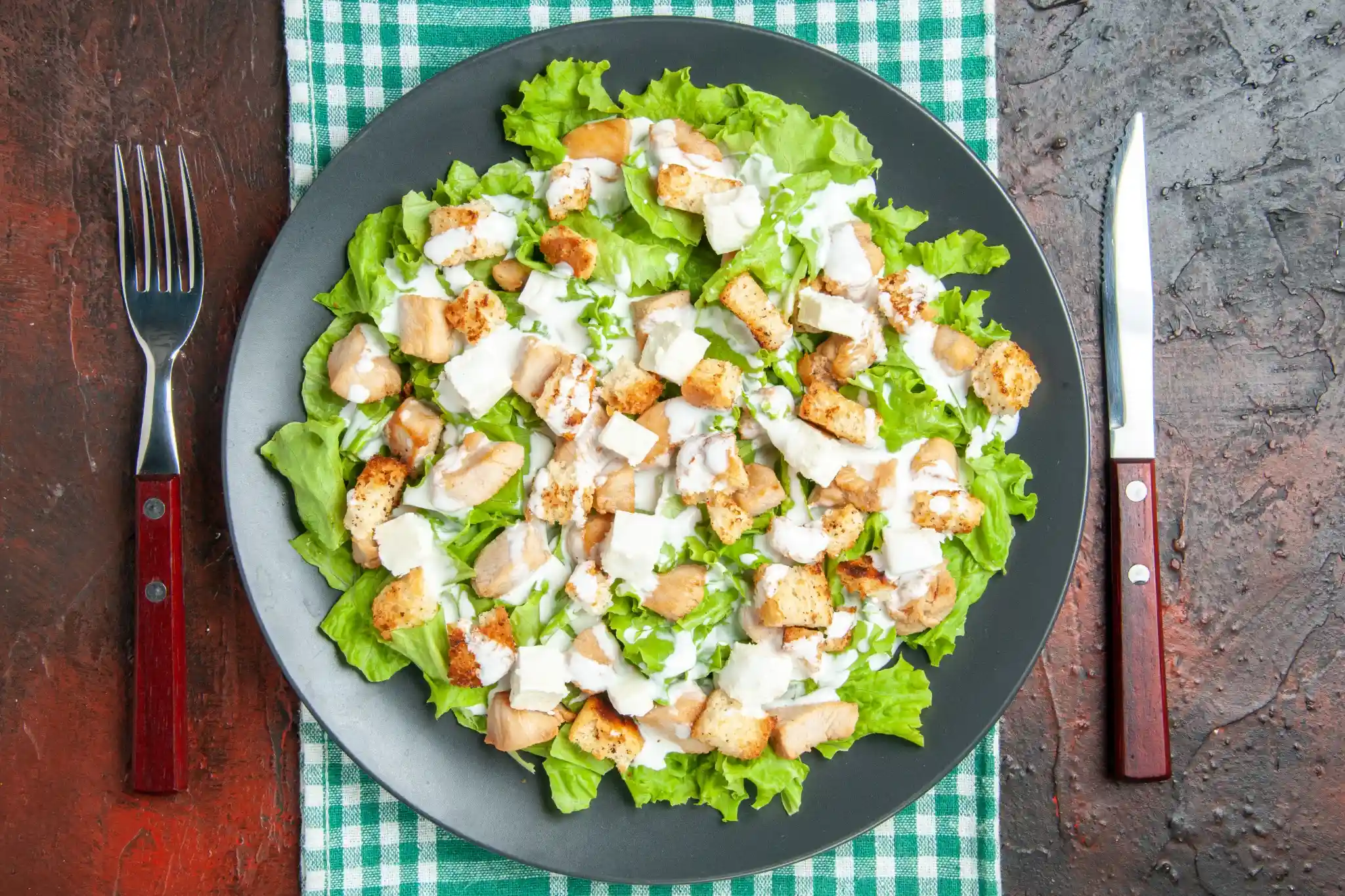 Salada de frango Salada de frango com iogurte em um prato cinza.