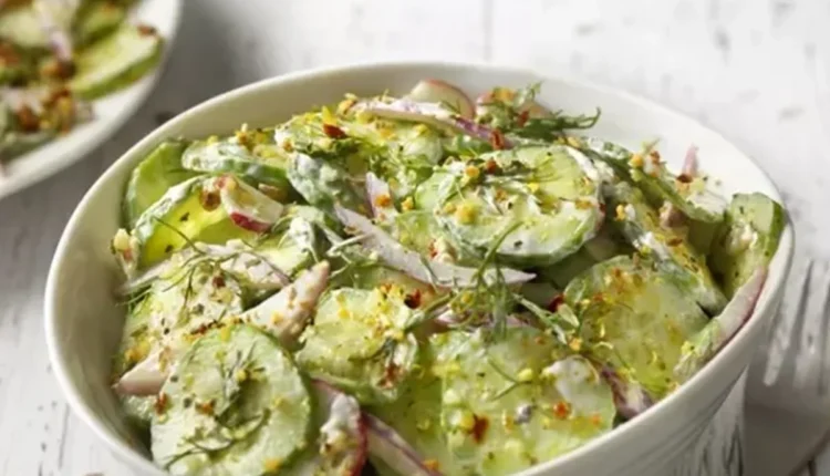 Salada de pepino com cream cheese e atum, com cebolas roxas e temperos