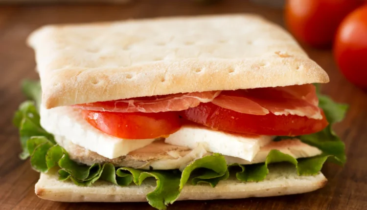 Sanduíche natural de frango - Uma opção saudável e prática Sanduíche natural de frango com tomate, alface e queijo, ideal para uma refeição rápida e saudável