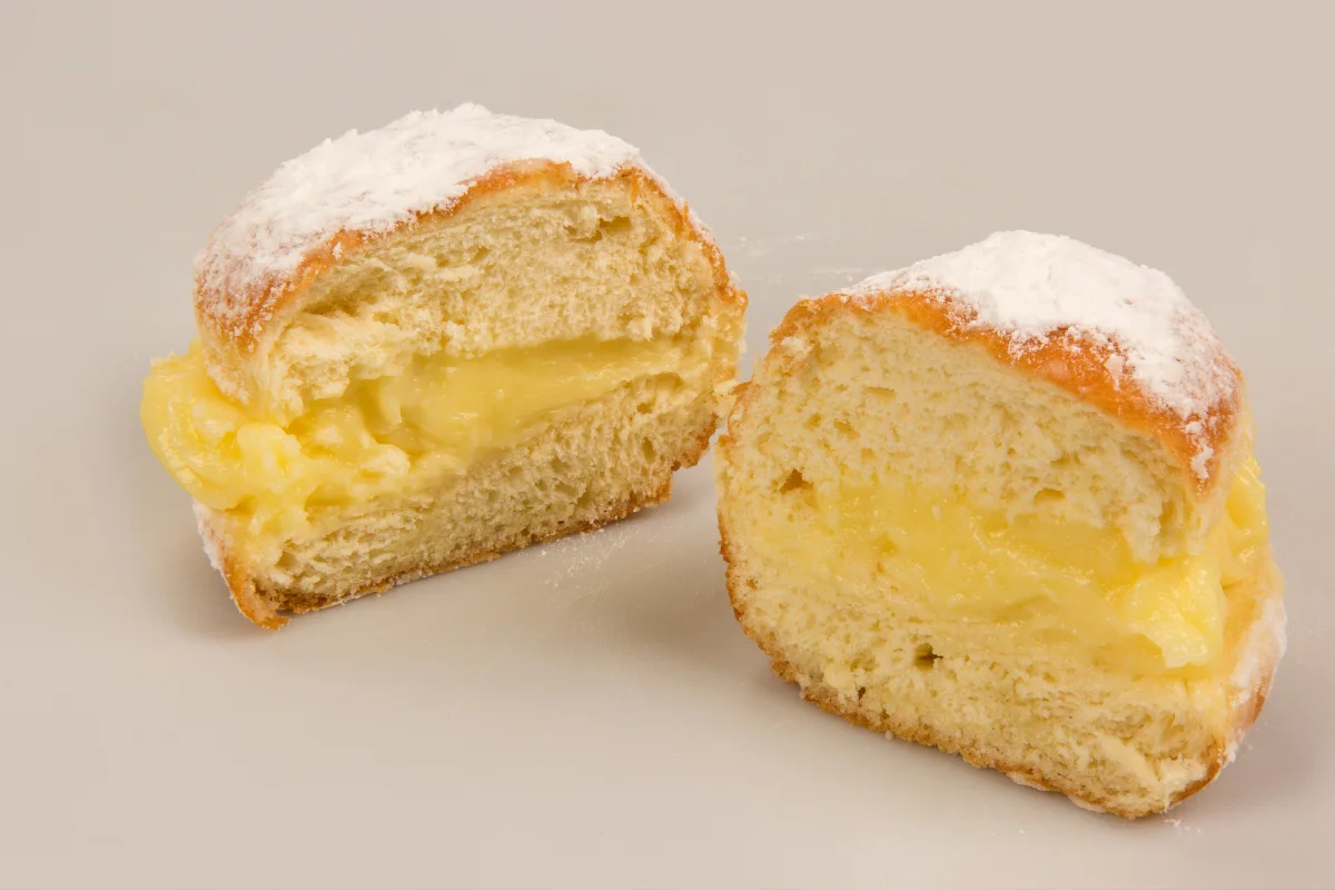 Sonho vegano com creme de baunilha Sonho vegano recheado com creme de baunilha, polvilhado com açúcar de confeiteiro.
