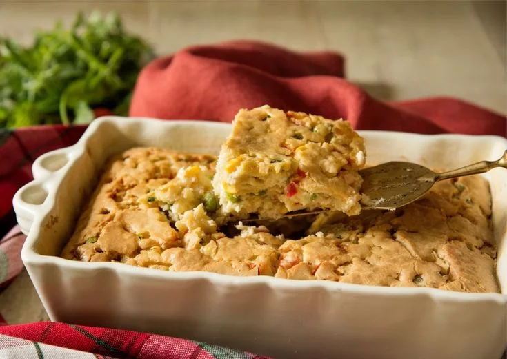 Torta de Frango Sem Glúten e Sem Lactose: Uma opção saudável e deliciosa Torta de frango sem glúten e sem lactose, servida em um prato com pedaços visíveis