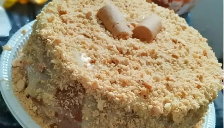 Bolo de paçoca com cobertura cremosa e esfarelados de paçoca