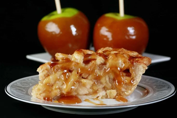 Fatias de torta de maçã com calda de caramelo, com maçãs caramelizadas ao fundo