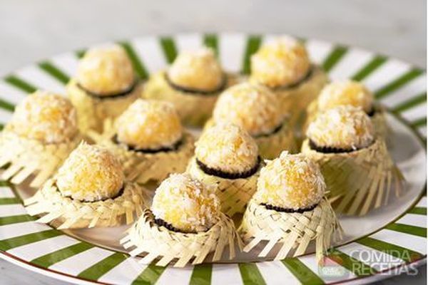 Brigadeiros de milho verde com coco ralado decorados em forminhas típicas brasileiras.