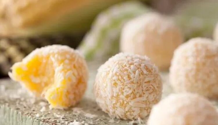 Brigadeiro de milho verde com coco ralado, um docinho macio com textura cremosa.