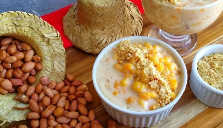 Canjica com amendoim e canela, prato tradicional brasileiro com milho, leite de coco e amendoim