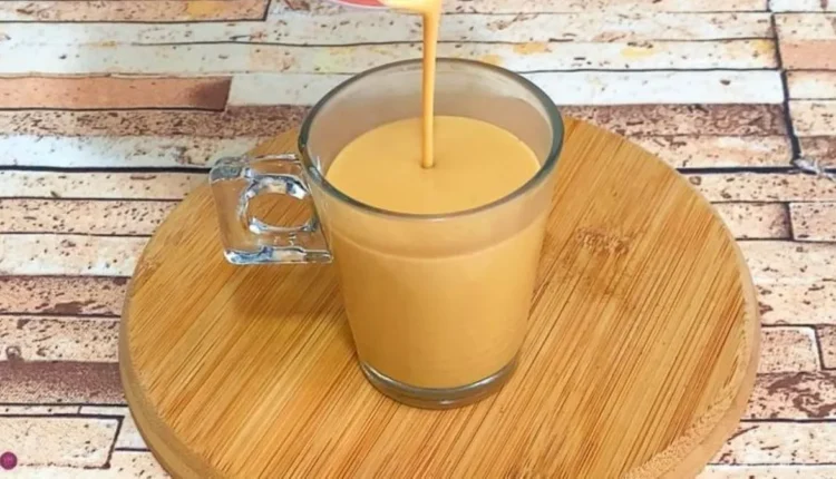 Chá de amendoim cremoso servido em uma xícara transparente, com uma textura suave e cremosa.