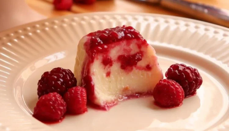 Pudim de tapioca com calda de frutas vermelhas, servido com framboesas frescas.