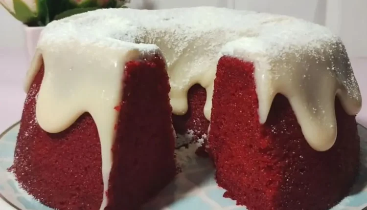Bolo Red Velvet com cobertura de glacê e decoração delicada