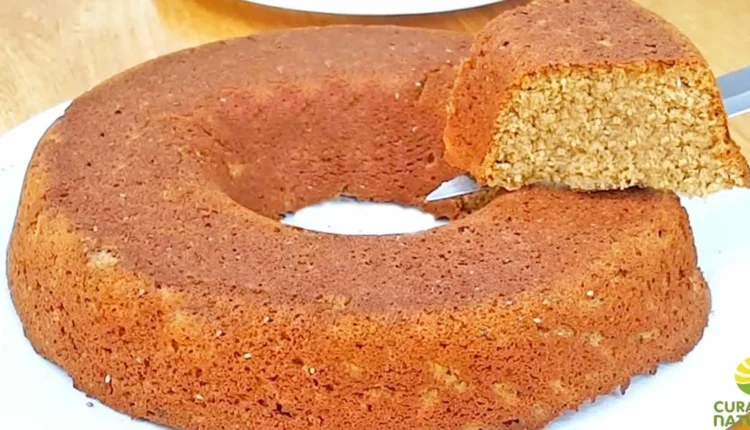 Bolo de batata doce, fofo e macio, com uma fatia cortada, exibindo a textura interna delicada.