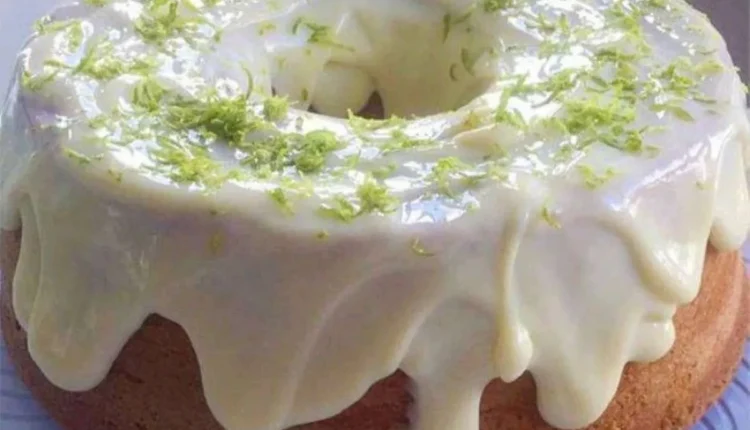 Bolo de Limão com Cobertura Cremosa de Cream Cheese e Raspas de Limão Fresco