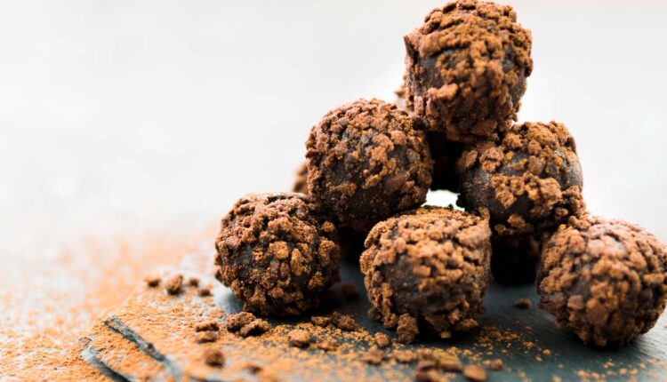 Brigadeiro fit com cacau em pó para adaptar na sua dieta.