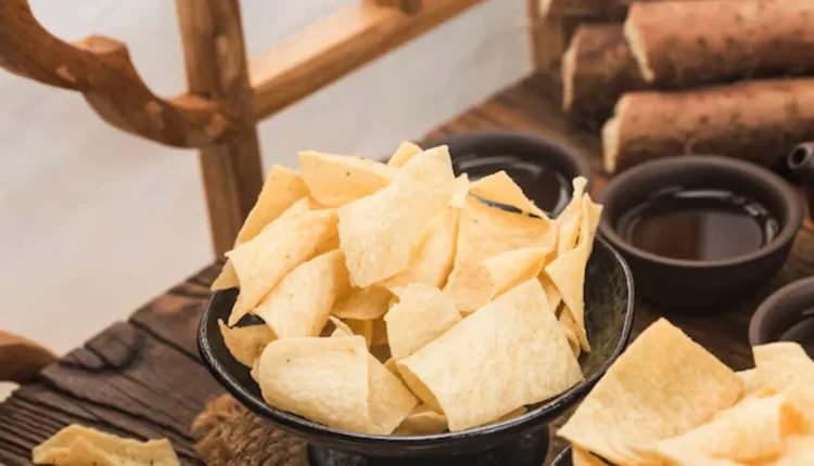 Chips de inhame crocantes preparados na airfryer, uma opção saudável de petisco.