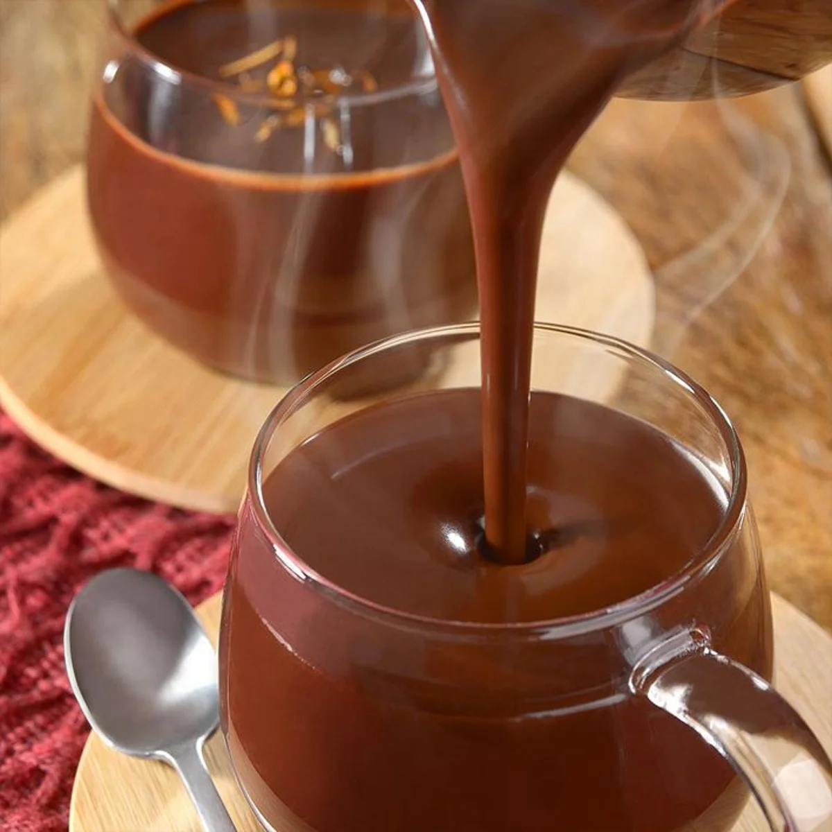 Chocolate Quente Cremoso – Sabor aconchegante para o Dia Mundial do Chocolate Chocolate quente cremoso sendo servido em copos de vidro