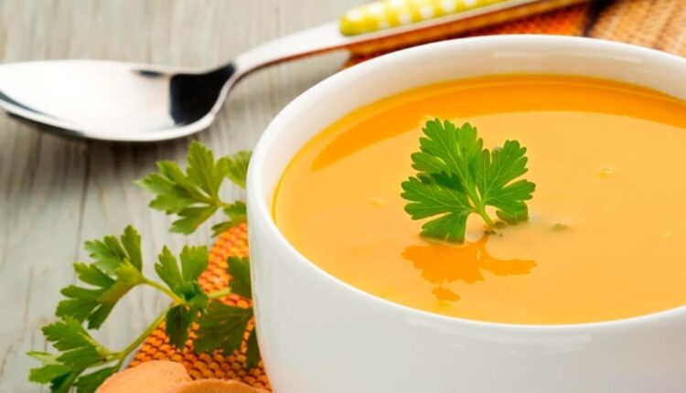 Sopa cremosa de cenoura com gengibre, uma opção saudável e saborosa para os dias frios.
