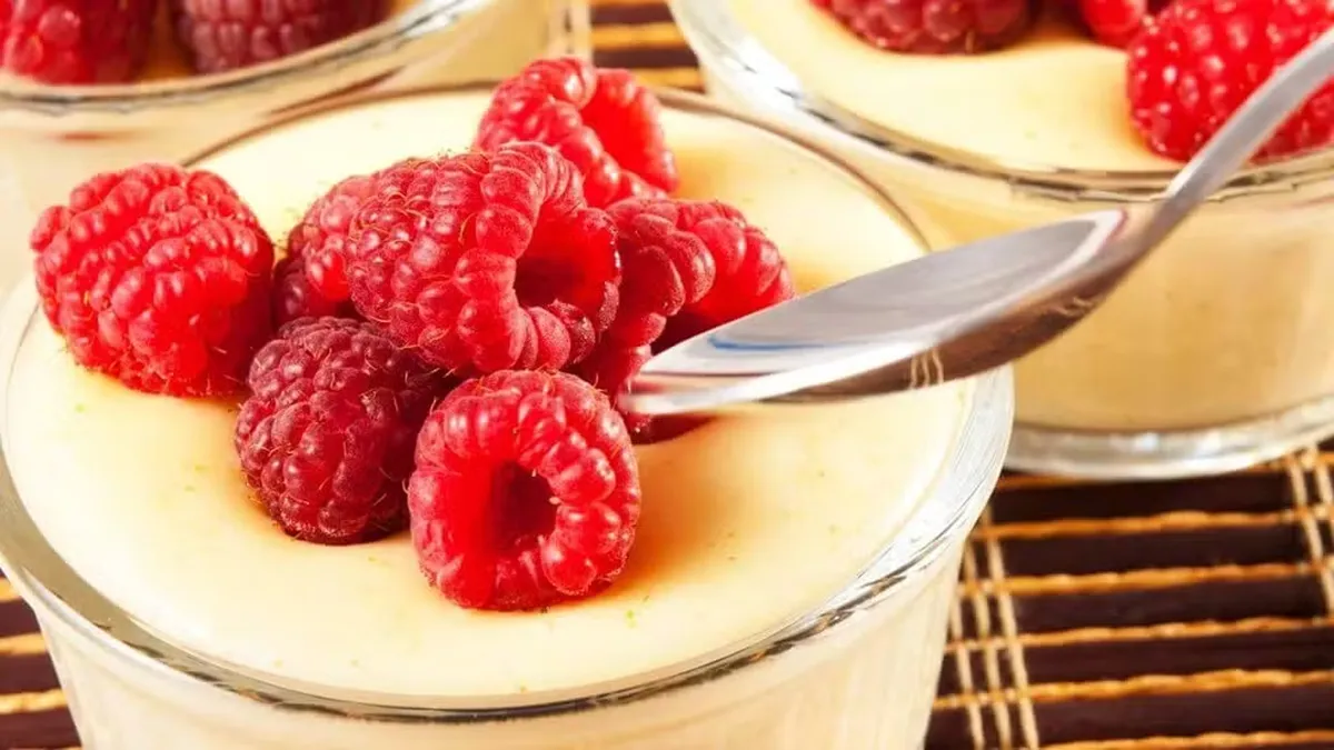 Sobremesa Creme de Ovos com Framboesas Creme de ovos com framboesas frescas, uma sobremesa irresistível que derrete na boca.