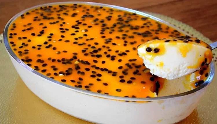 Sobremesa de mousse de maracujá com sementes frescas de maracujá sobre o creme suave.