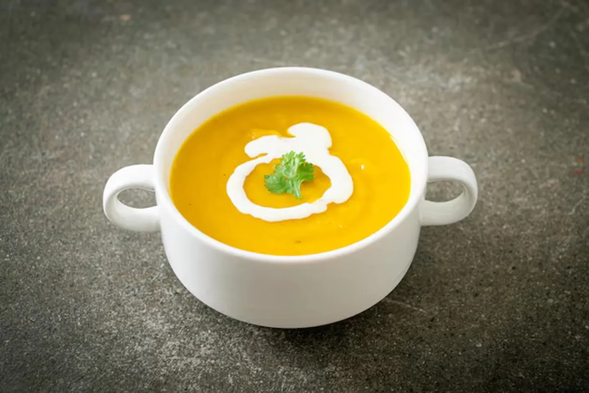 Sopa vegana cremosa de abóbora Sopa cremosa de abóbora com creme de leite e toque de ervas frescas