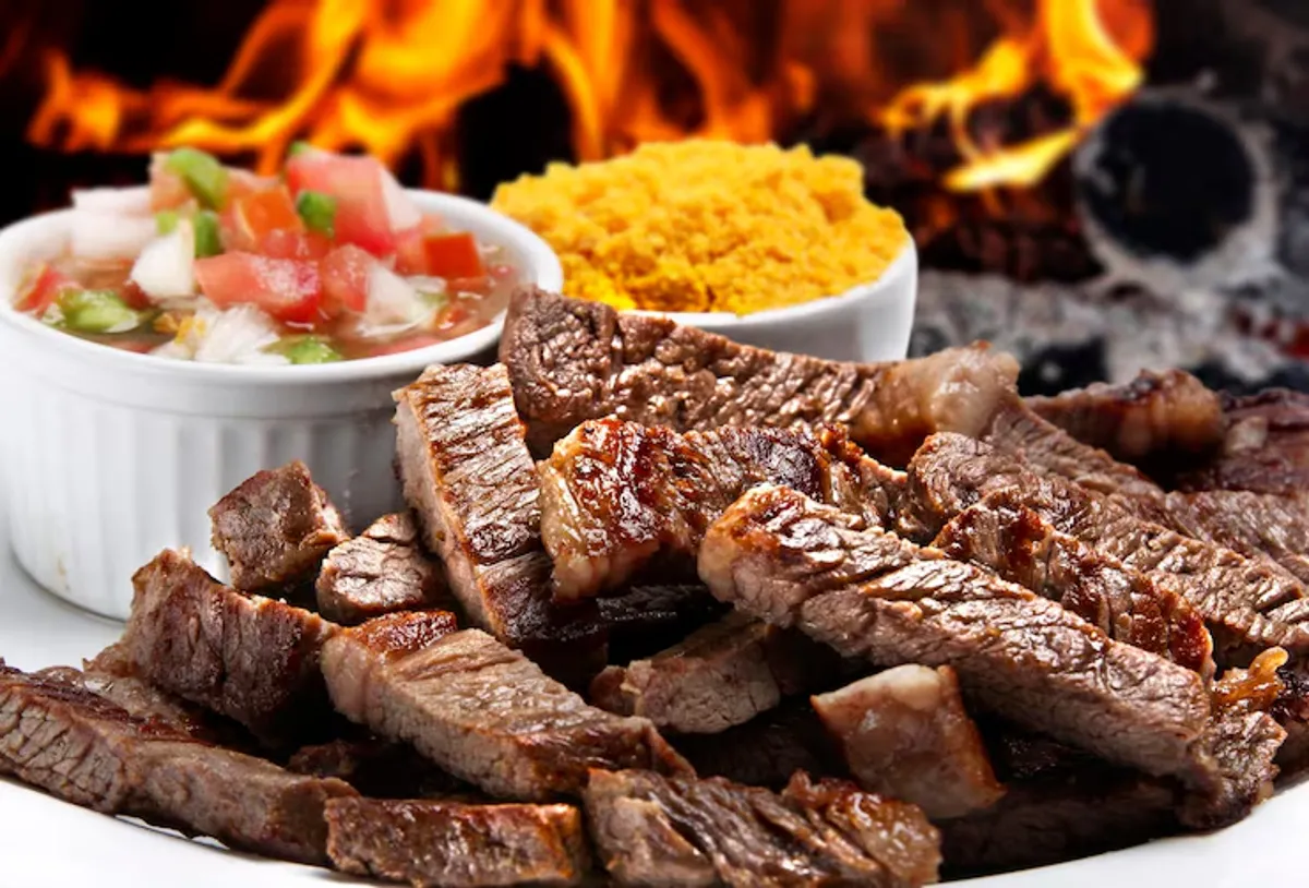 Carne grelhada suculenta acompanhada de farofa e vinagrete.