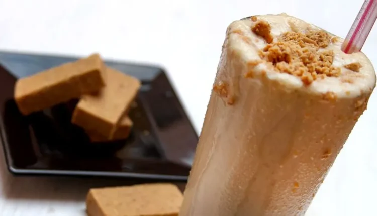 Milkshake cremoso com pedaços de biscoito, um deleite irresistível com apenas três ingredientes.